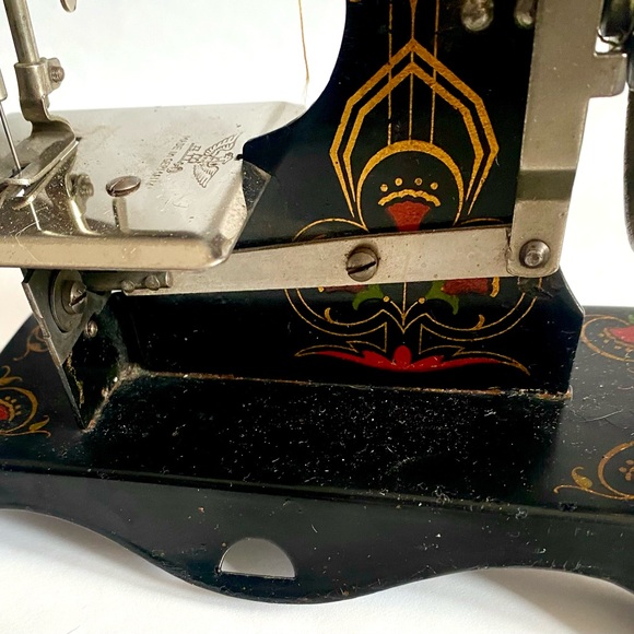 Vintage Black German made Kids Sewing Machine. 1930s. Bonus Guide to Dressmaking - Picture 3 of 14